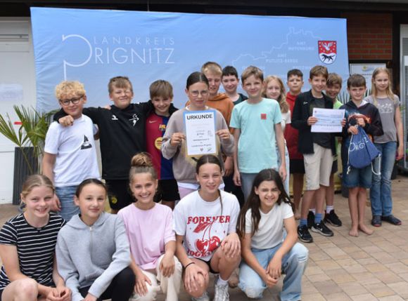 Die „Müllis“ belegten bei der ersten Runde im Abfallparcours Platz 2. Dahinter verbirgt sich die Klasse 5a an der Rolandschule Perleberg. Foto: Landkreis Prignitz