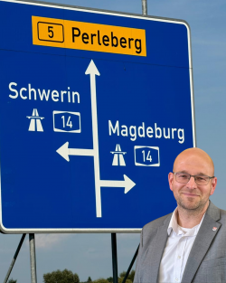 Auf diese Entscheidung hat nicht nur Landrat Christian Müller gewartet: Endlich gibt es für die  noch offenen Abschnitte der A 14 die Baufreigabe. Foto: Gina Werthe / Landkreis Prignitz