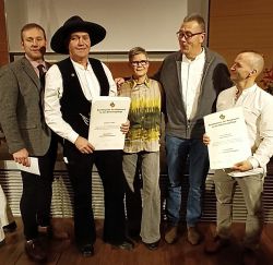 Bei der Preisverleihung in Potsdam (v.l.n.r.): Gordon Thalmann, Zimmerermeister Olaf Ihlau, Silke Müller, Rolf Müller, Lehmbaumeister Frank Heyenreich