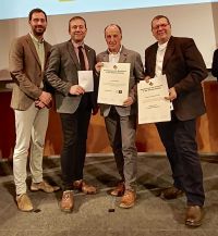 Bei der Preisverleihung in Potsdam (v.l.n.r): Sohn Tim Schönfeld, Gordon Thalmann, Horst Schönfeld, Zimmerermeister Fred Klimaschewski