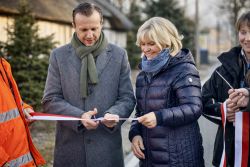 Mike Koehler und Dr. Sabine Kramer durchschneiden das Band. Damit ist sie L 12 offiziell wieder freigegeben. (Foto: Gina Werthe/ LK Prignitz)