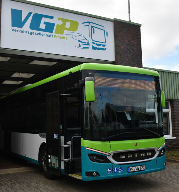Die ersten neuen Busse sind am Betriebbshof der VGP in Weisen eingetroffen. VGP-Geschäftsführer Tobias Heuer setze sich kurzerhand hinter das Steuer eines Busses. Foto: Bernd Atzenroth / Landkreis Prignitz Die ersten neuen Busse sind am Betriebbshof der VGP in Weisen eingetroffen. VGP-Geschäftsführer Tobias Heuer setze sich kurzerhand hinter das Steuer eines Busses. Foto: Bernd Atzenroth / Landkreis Prignitz