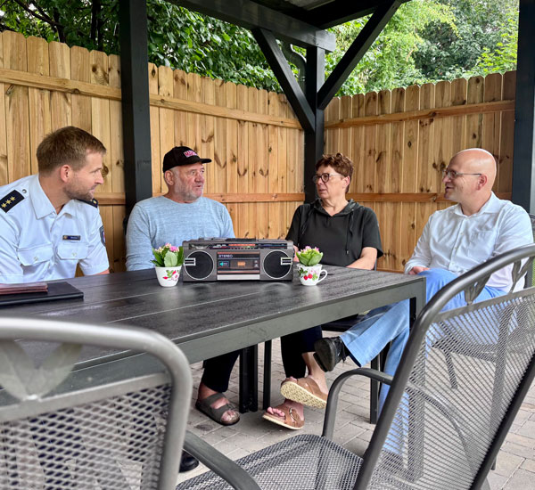 Mathias Ehrchen, Bewohner Manfred, Dietra Schwarz und Landrat Christian Müller testen die neue Aufenthaltsgelegenheit im Garten der Obdachlosenunterkunft in Groß Pankow. Fotonachweis: Gina Werthe / Landkreis Prignitz Mathias Ehrchen, Bewohner Manfred, Dietra Schwarz und Landrat Christian Müller testen die neue Aufenthaltsgelegenheit im Garten der Obdachlosenunterkunft in Groß Pankow. Fotonachweis: Gina Werthe / Landkreis Prignitz