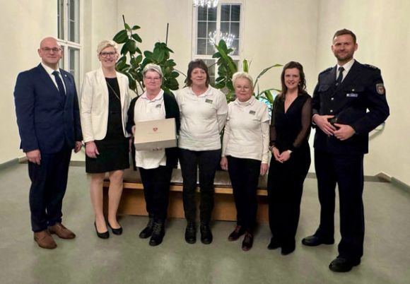 Die Vertreterinnen der Kreisverkehrswacht um Grit Weber (M.) freuten sich über die Unterstützung durch den Landrat Christian Müller (l.) und Polizeiinspektionsleiter Mathias Ehrchen (r.). Foto: Dorit Wudke / Kultur- und Festspielhaus Wittenberge