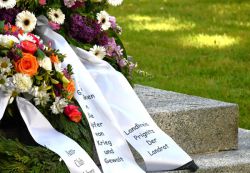 Dr. Daniel Krause-Pongratz legte für den Landkreis Prignitz zum Gedenken an das Kriegsende vor 81 Jahren auf dem Sowjetischen Ehrenfriedhof in  Perleberg einen Kranz nieder. Foto: Bernd Atzenroth / Landkreis Prignitz