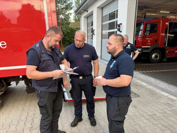 Kreisgerätewart Mario Bock (M.) mit Kollegen aus dem Landkreis Havelland bei der Übergabe zum Weitertransport. Foto: Landkreis Prignitz