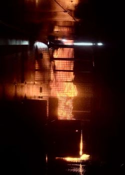Im Inneren des Containers warten lodernde Flammen und Dunkelheit auf die Teilnehmenden. Foto: Landkreis Prignitz / Gina Werthe