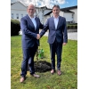 Landrat Christian Müller und Ion Dumitrel, Präsident der Region Alba - Abschiedsfoto nach der Baumpflanzung. Foto: Bernd Atzenroth / Landkreis Prignitz